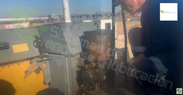 REPARACIÓN SISTEMA DE ENGRASE EN EXCAVADORA portada