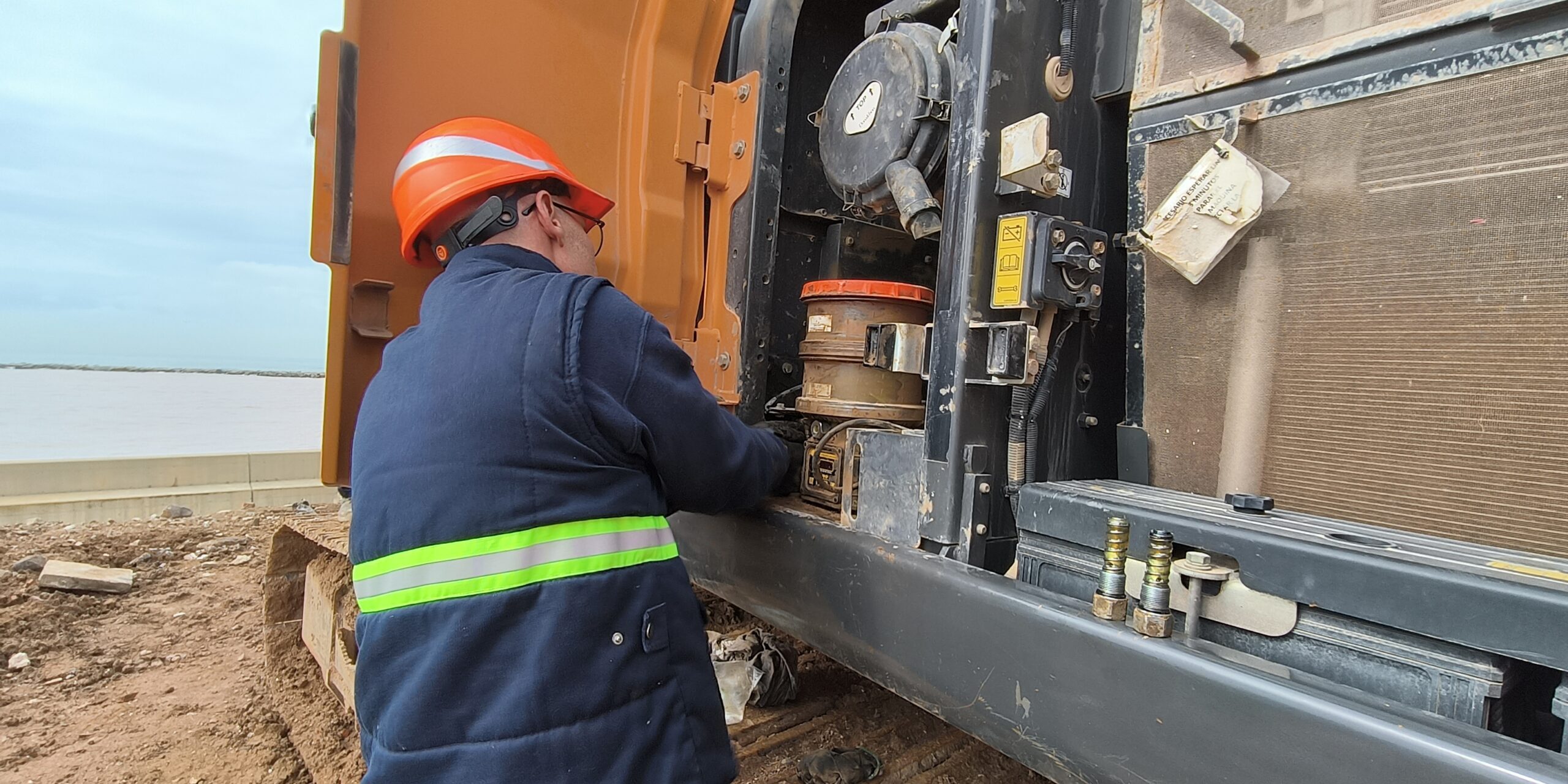 REPARACIÓN BOMBA ENGRASE DROPSA EN EXCAVADORA portada