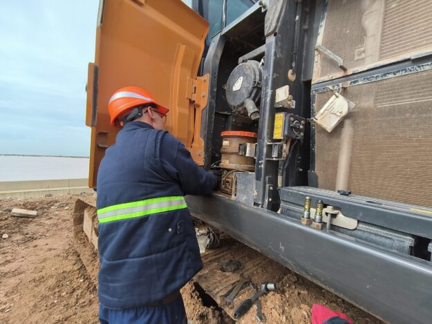 REPARACIÓN BOMBA ENGRASE DROPSA EN EXCAVADORA portada